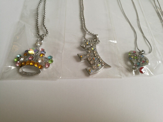 Fashion necklace with crystal pendant.  Never been worn. dans Bijoux et montres  à Ville de Montréal - Image 2