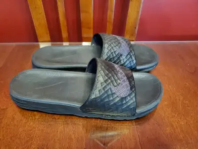 Sandale Nike, porté 1 fois. Grandeur 10. Demande $20. Nike sandal only worn once. Size 10. Asking $2...