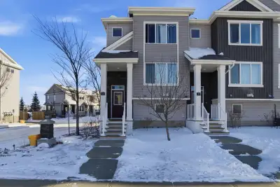 Available Immediately. Bright and well-maintained 3-bedroom, 2.5-bathroom townhouse in south Edmonto...