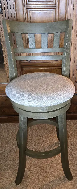 New in the box Swivel Bar Height Stool in Chairs & Recliners in Parksville / Qualicum Beach - Image 2