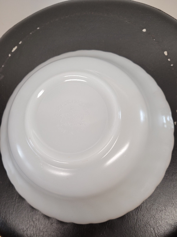 VTG Anchor Hocking “Fire King” Milk Glass Serving Bowl in Arts & Collectibles in Dartmouth - Image 4