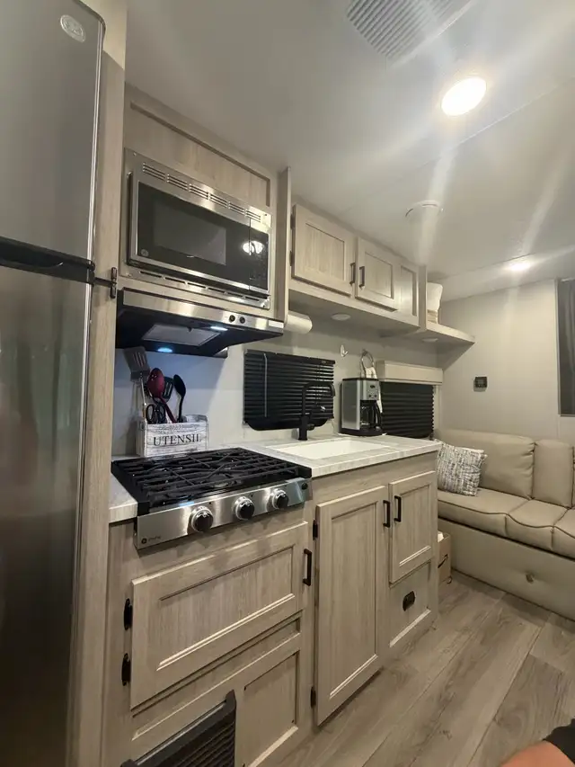 2025 Coachmen Travel Trailer Rental Sleeps 8 | Family Ge in Ontario in Canada - Image 6