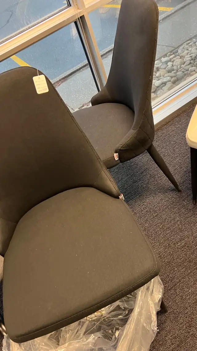 lots of living room chairs dining chairs  in Chairs & Recliners in Markham / York Region - Image 8