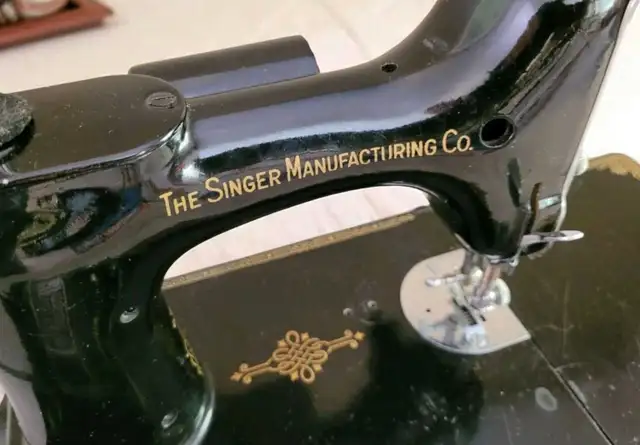 singer featherweight sewing machine 221 in Hobbies & Crafts in Saskatoon - Image 4