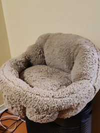 Cat/dog bed for pets around 15 to 20 lbs