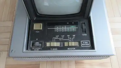 Fabriquée en novembre 1982 - Écran retractable - Inclus radio AM / FM - Antenne fixe sur l’unité mai...