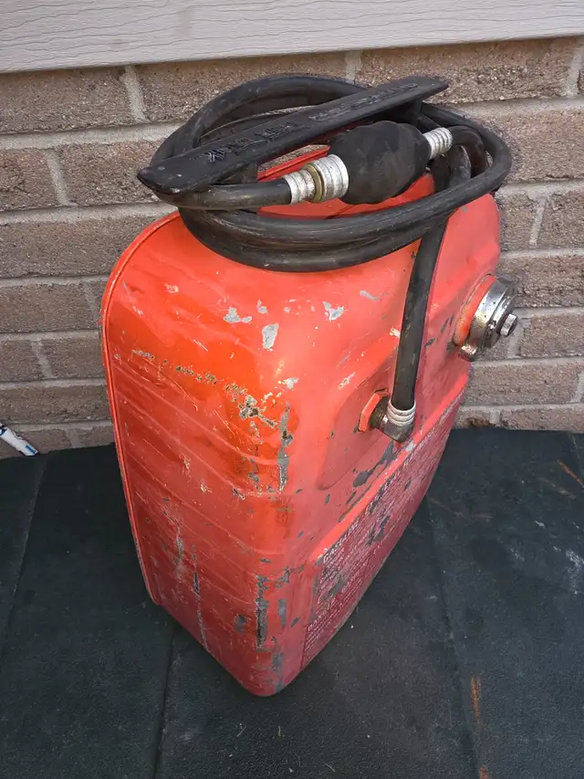 6 Gallon Chrysler Tote Tank Steel Marine Portable Gas Canisters in Other in Windsor Region - Image 4