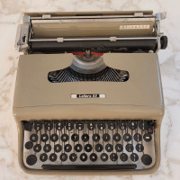 Vintage Olivetti Lettera 22 Typewriter Made by Olivetti Glasgow 