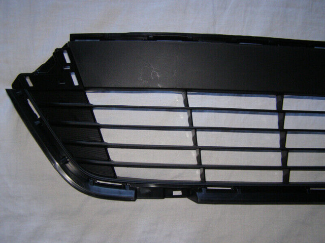 NEUF Grille Inferieur Toyota Yaris 2012 2013 2014 Bumper Grill dans Pièces de carrosserie  à Longueuil/Rive Sud - Image 2