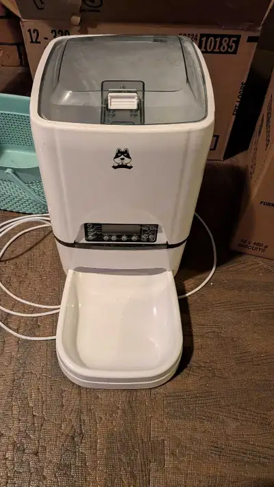 Automatic pet feeder , View more