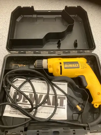 Je vends une perceuse DeWalt compacte et fiable, parfaite pour tous vos projets de bricolage. Cette...