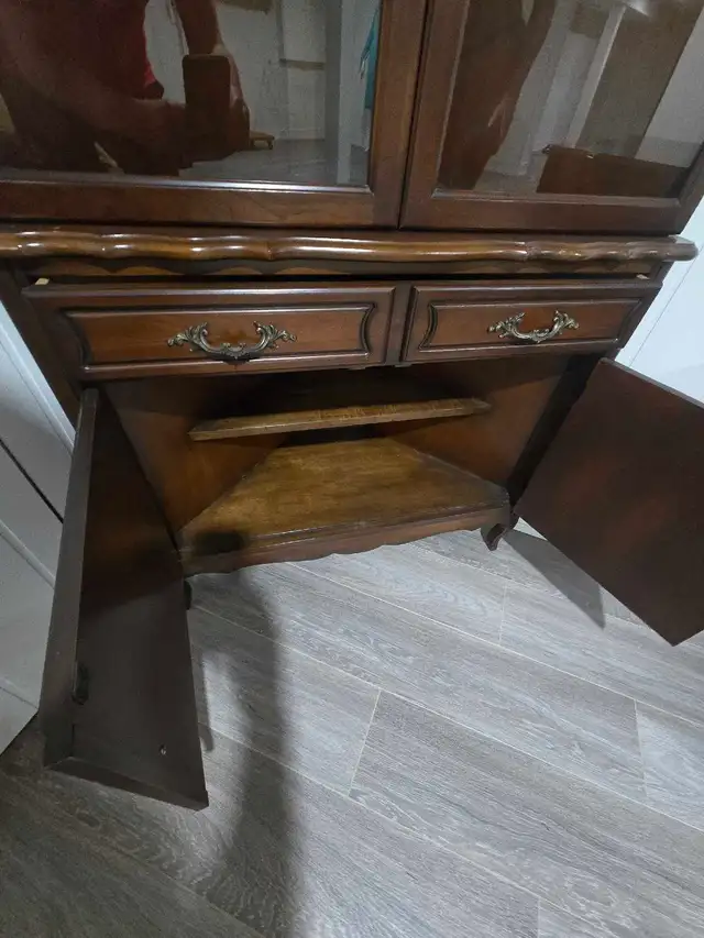 Malcolm Furniture China Cabinet and matching side table. in Hutches & Display Cabinets in Mississauga / Peel Region - Image 5