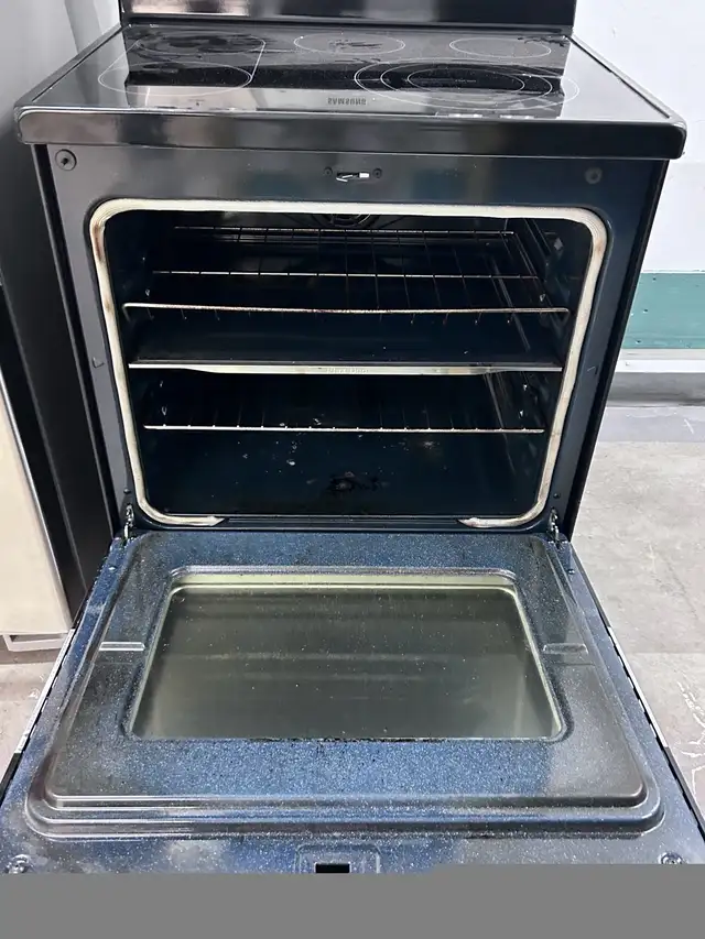 Frigidaire and stove perfect condition very nice in Stoves, Ovens & Ranges in City of Montréal - Image 4