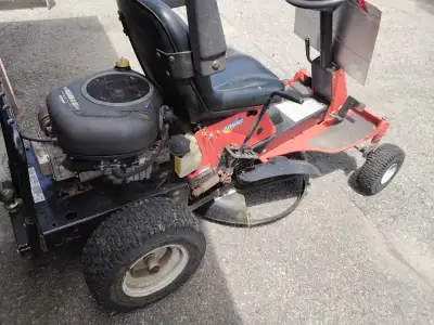 TRACTEUR A GAZON ARIENS. MOTEUR DE. 10.5 HP. ET. TRANSMISSION HYDROSTACTIQUE. ET TONDEUSE. DE. 28 PO...