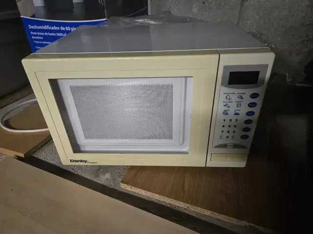 Microwave in Microwaves & Cookers in City of Toronto - Image 2