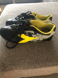 Youth size 6 soccer shoes 