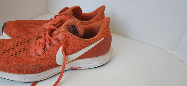Nike Zoom Pegasus 35 Mens Running Shoes. Size 9 (US) $30 in Men's Shoes in Kingston - Image 4
