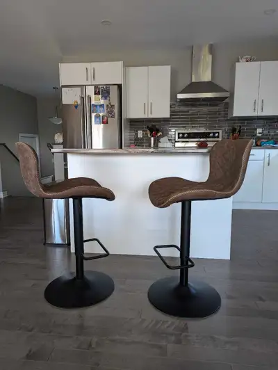 Very comfortable bar stools, swivel and adjustable in very good condition.( Pending)