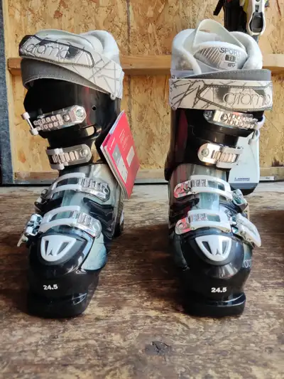 Bottes de ski neuves Atomic Hawx pour femme, View more