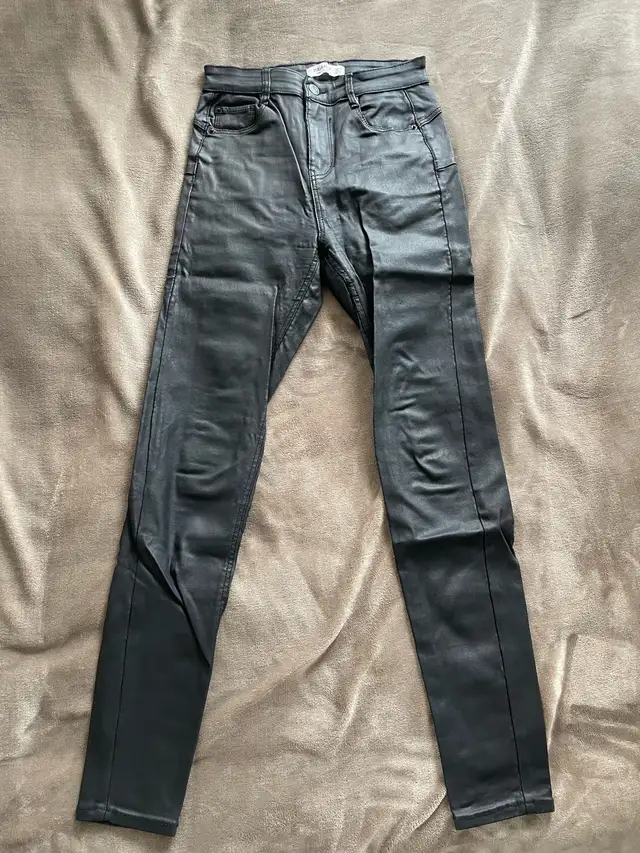 Skinny Faux Leather Pants in Women's - Bottoms in City of Toronto - Image 2