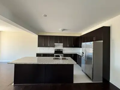 Rent Master Bedroom & Bathroom in Townhouse - Brampt