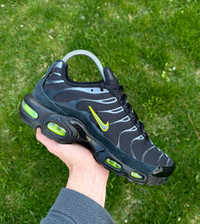 Nike Air Max Plus Black Volt Men's shoes size 8,5 brand new 
