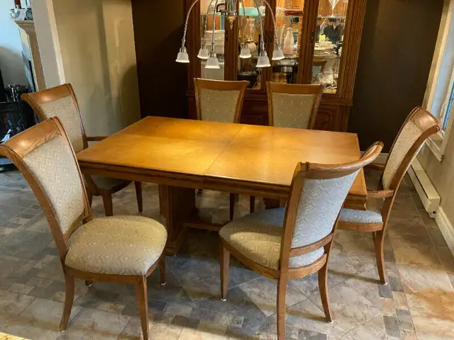 Table, 6 chaises, buffet et vaisselier en Chêne massif in Dining Tables & Sets in Longueuil / South Shore - Image 6