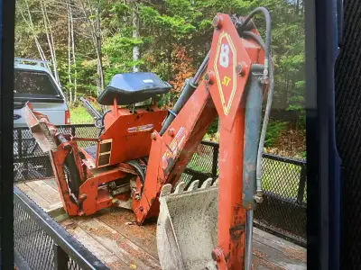Backhoe creuse 8 pieds, sur hydraulique 3 points sur sortie d'huile du tracteur. 3399$