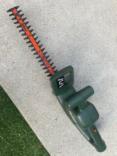 Black and Decker 16” 2.4a hedge trimmer, View more