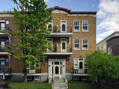 Grand 4 1/2 de deux chambres à louer dans le quartier Montcalm / St-Sacrement. Situé au demi sous-so...