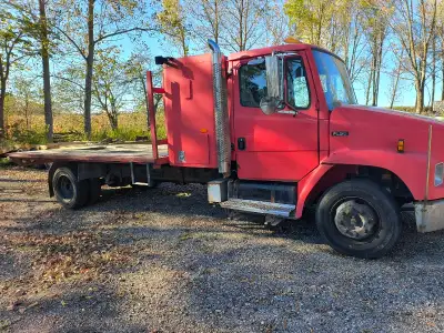Flatbed 14ft - 5.9 Cummins - FL50 Freightliner - 2001 800,000km - straight piped Trailer hitch Brake...