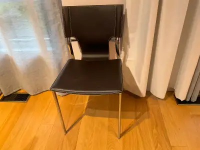 Voici deux chaises en cuir brun élégantes, parfaites pour ajouter une touche de sophistication à vot...