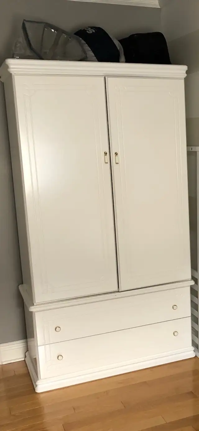 set de chambre à coucher en bois massif in Beds & Mattresses in Longueuil / South Shore - Image 3