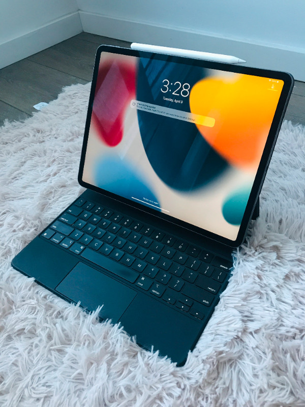 Ipad Pro 12.9 (4th generation) 256gb Magic Keyboard, Pencil dans iPad et tablettes  à Ville de Montréal