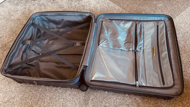 Samsonite Stryde suitcases in Bags & Luggage in Ottawa - Image 5