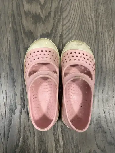 Girls native like water shoes size 10, View more