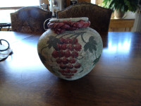 Pot en céramique avec raisins