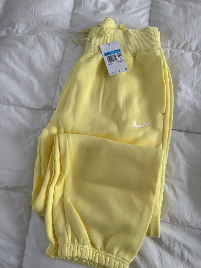 Brand new - Nike Sweatpants in Women's - Bottoms in City of Toronto - Image 2