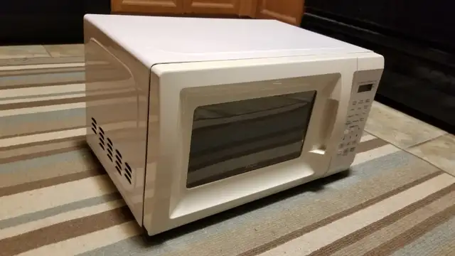Rival 0.7 Cu. Ft. Microwave Oven in Microwaves & Cookers in Oakville / Halton Region - Image 3