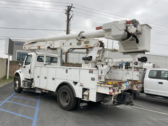 2016 bucket truck -  Freightliner Altec AM55E in Other in City of Halifax - Image 2