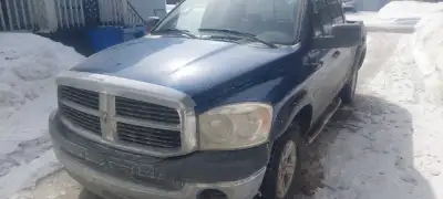 Dodge Ram 1500 5.7l 2008 4x4 roule très bien les 4 tire l'alternateur et la strape son neuf le body...