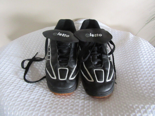 Eletto indoor soccer shoes Ladies size 8 or guys size 6 in Soccer in Edmonton - Image 4
