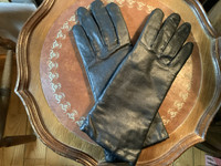 Vintage Ladies Black Shell Leather Gloves with 100% Wool Lining
