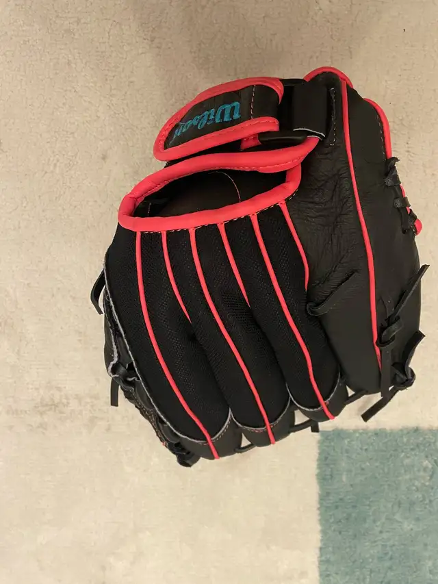 Wilson Flash 11.5 baseball glove RHT in Baseball & Softball in Oakville / Halton Region - Image 5