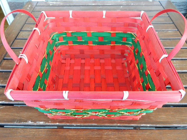 All NEW Handmade Christmas Red and Green Woven Baskets in Home Décor & Accents in Belleville - Image 2