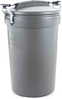 RUBBERMAID ANIMAL STOPPER GARBAGE CAN