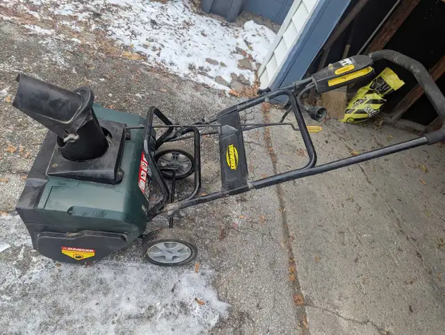 Yardworks Electric Snowthrower in Snowblowers in Mississauga / Peel Region - Image 2