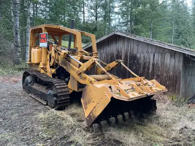 1968 Cat loader Originally designed for loading trucks in a gravel pit. Narrow tracks. Runs well. Sm...