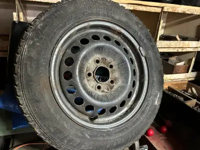 Pneus 195/65R15 et roues 5X110mm qui étaient montées sur un Chevrolet Cobalt 2010