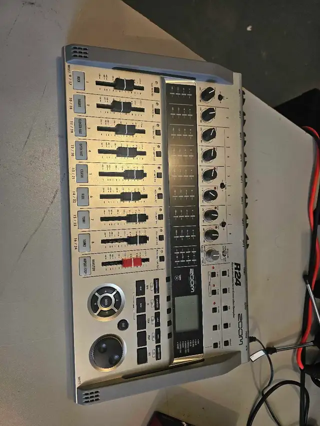R24 Zoom 24 Track Recorder, interface. in Pro Audio & Recording Equipment in Leamington - Image 2